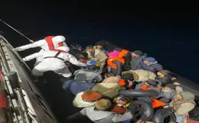 Ayvalık açıklarında 48 düzensiz göçmen yakalandı