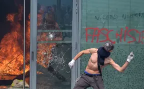 Fransa'da protestoların 3. gecesinde 4 kentte sokağa çıkma yasağı