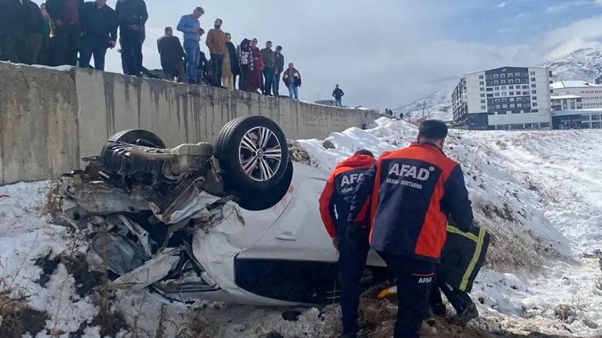 Kontrolden çıkan otomobil yayaya çarptıktan sonra takla attı: 1 ölü, 1 yaralı