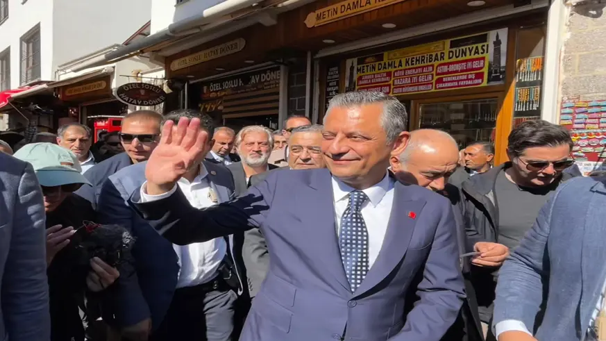 CHP Genel Başkanı Özel: “Eğer Türkiye’nin en önemli sorununu çözmek için adım atıyorlarsa buradan geri adım olmaması lazım”