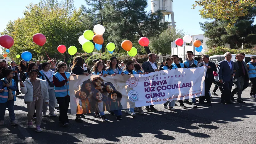 Diyarbakır'da 100 kız çocuğu farkındalık için yürüyüş yapıp gökyüzüne balon bıraktı