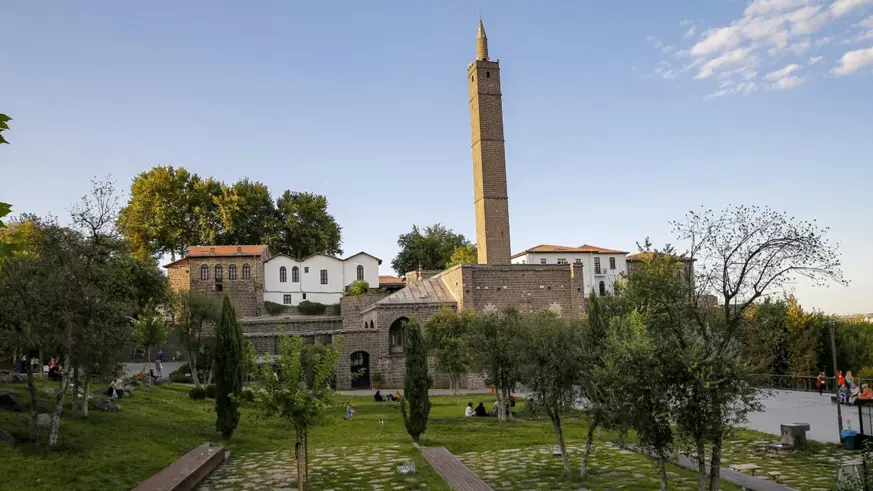 Sıcak havayı bulan Diyarbakırlılar Sur içine akın etti; Diyarbakır’da sonbahar turizm bereketi