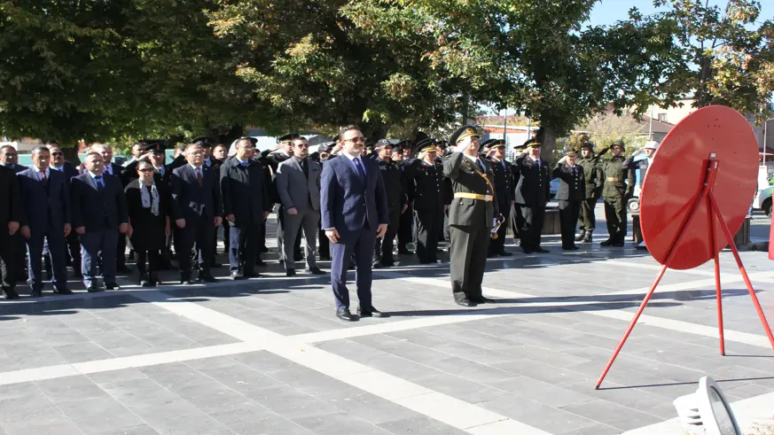 Malazgirt'te 29 Ekim Cumhuriyet bayramı çelenk koyma töreni yapıldı