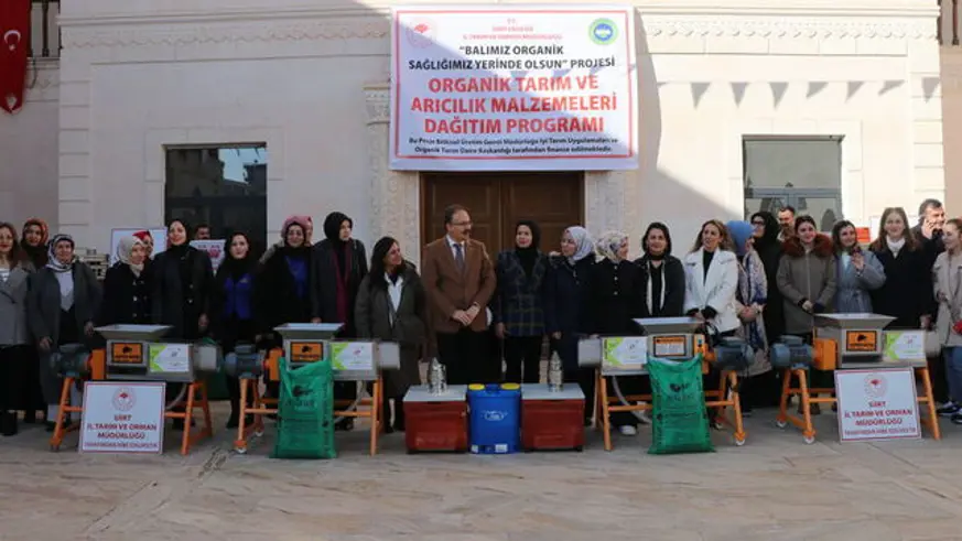 Siirt'te 192 üreticiye üzüm sıkma makinesi ve arıcılık malzemesi dağıtıldı