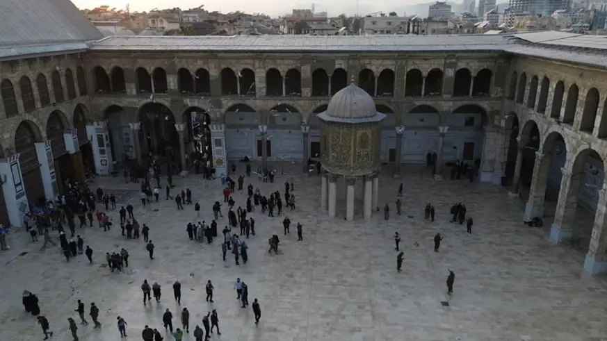 Suriye halkı, özgürlüğün ardından ilk cuma için on binler camilere akın ediyor