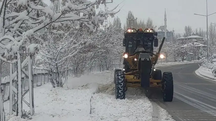 Van’da 131 yerleşim yerinin yolu ulaşıma kapandı