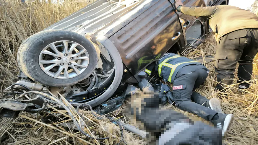 Diyarbakır'da hafif ticari araç devrildi: 1 ölü, 1 yaralı