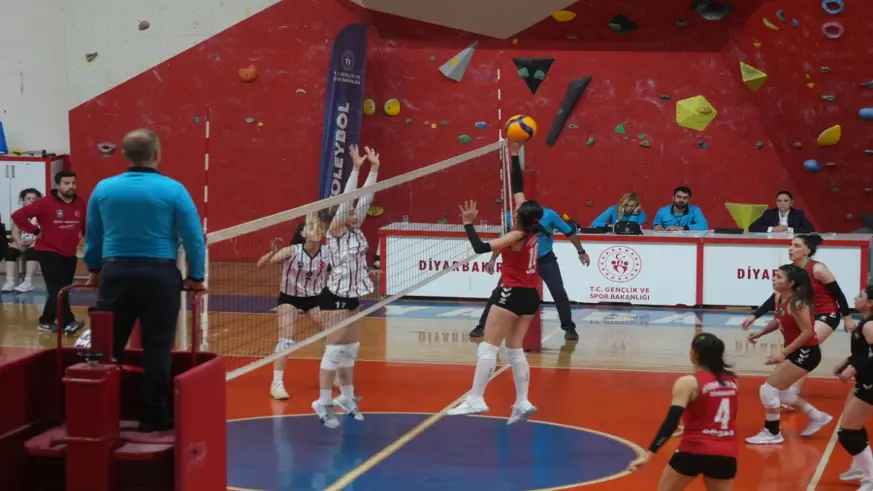 DBB Kadın Voleybol Takımı zorlu mücadeleden mağlup ayrıldı