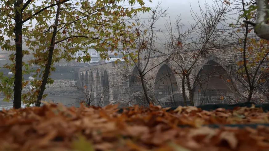  Diyarbakır'ın tarihi mekanları sis ile bütünleşti