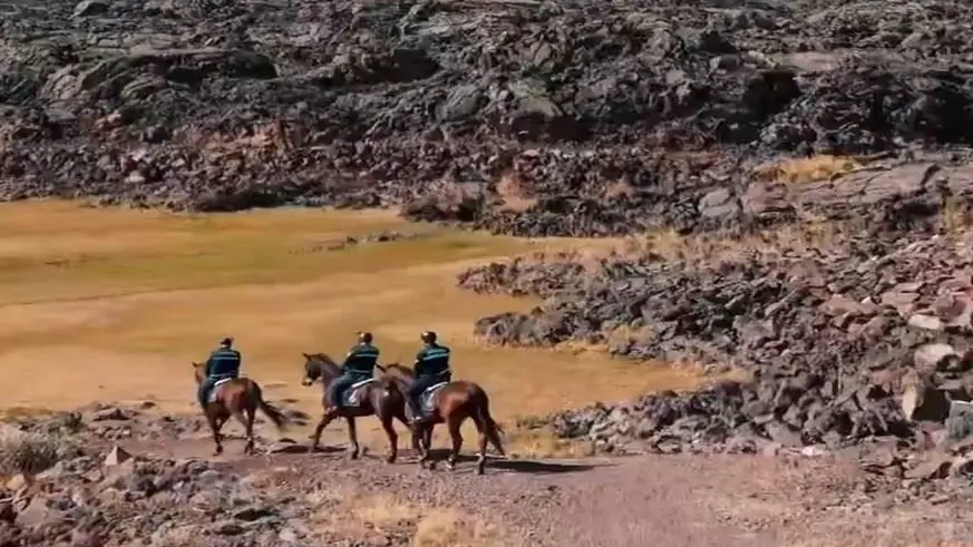 Tarihi Zeyn Kalesi’nin eteklerinde atlı jandarma devriyesi
