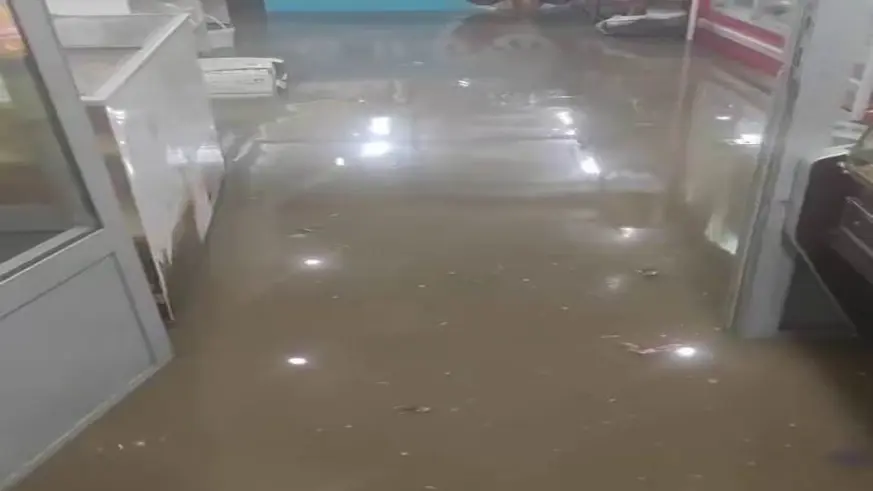 Sağanak nedeni ile bazı iş yerlerini su bastı
