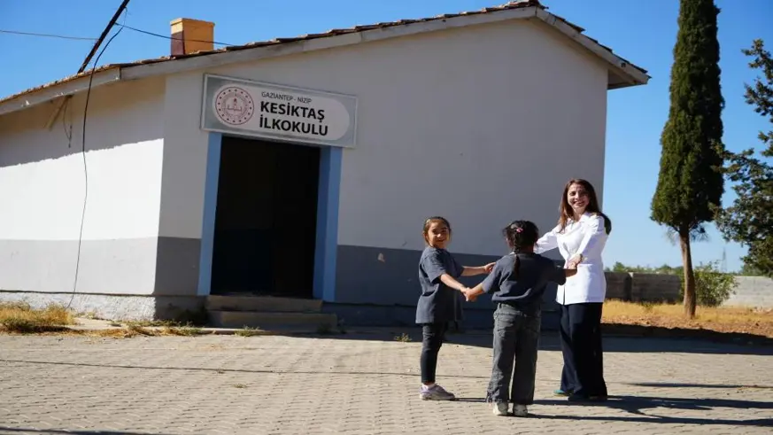 Bu okulda iki öğrenci, bir öğretmen var