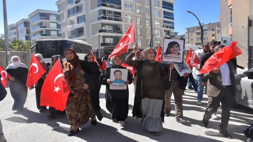 Vanlı aileler, DEM Parti İl Başkanlığı önündeki eylemlerini sürdürdü