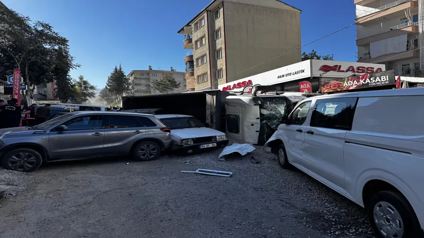 Freni arızalanan kamyon 15 araca çarptı