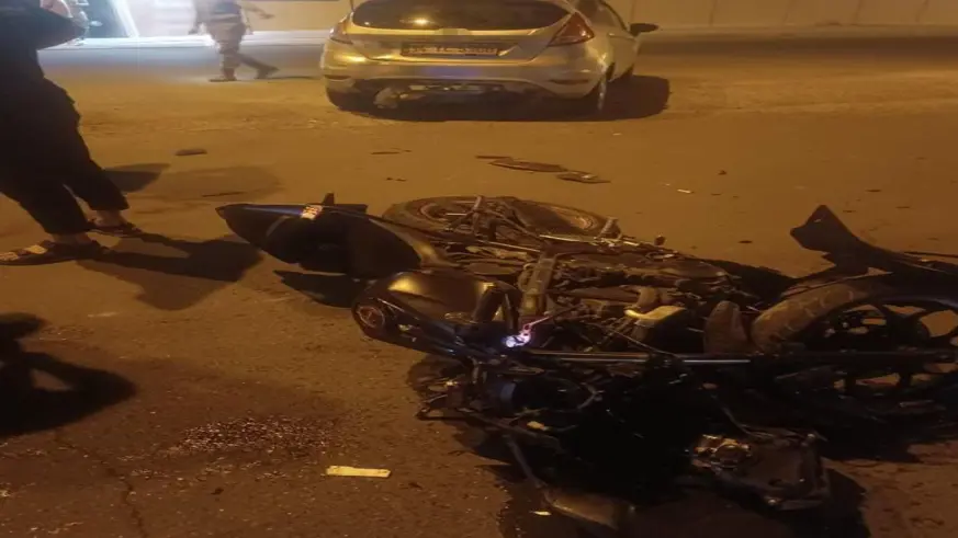 Motosiklet ile otomobil çarpıştı