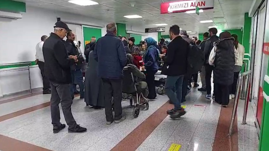 Okul çıkışı merdivenlerde izdiham