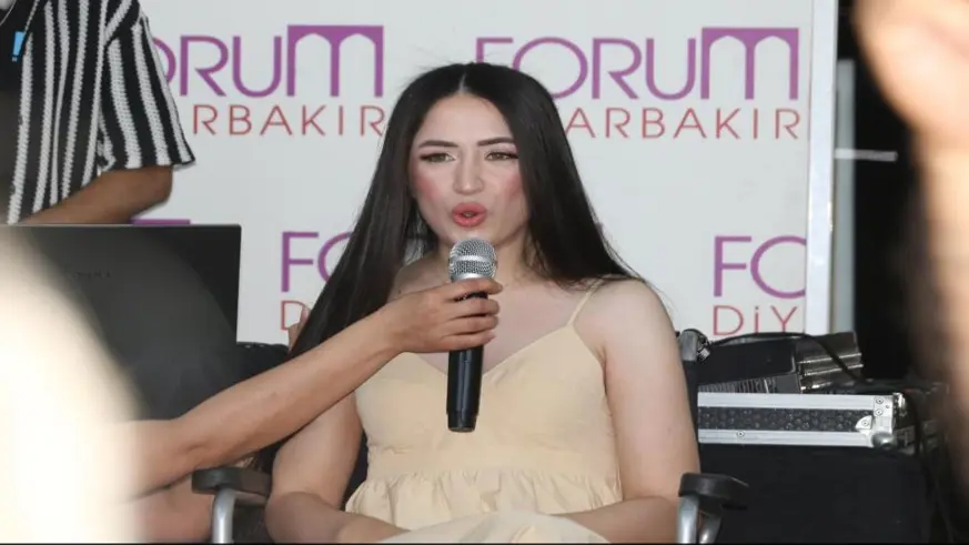 Mutlu Kaya 10 yıl sonra sahneye çıktı
