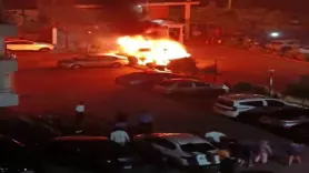 Park halindeki araç alev topuna döndü