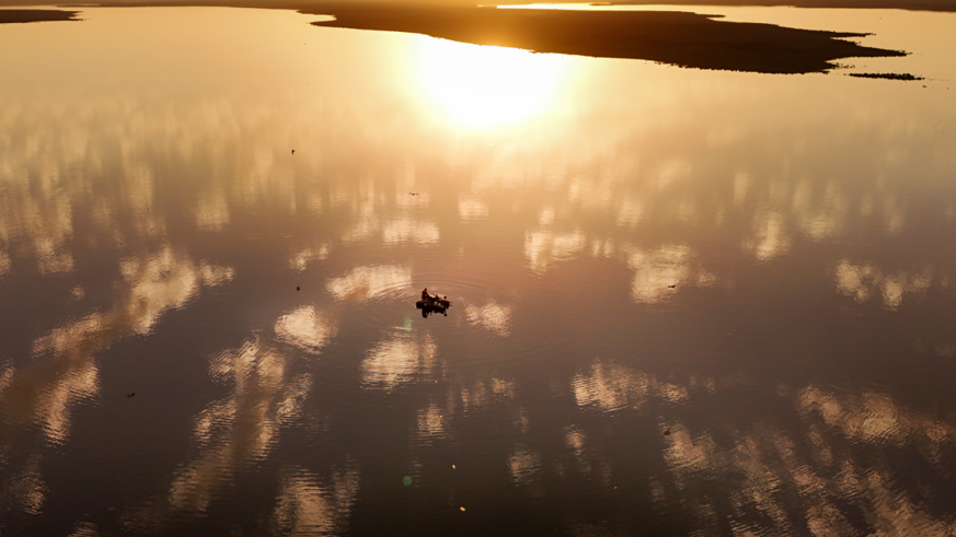 Devegeçidi Çayı’nda balıkçılar gün batımında avlanıyor