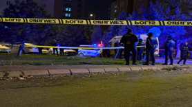 Konuşmak için çağırdığı eşini sokak ortasında öldürdü