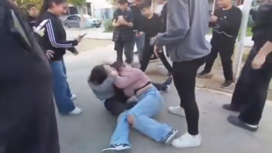 Ortaokullu kızlar birbirine girdi