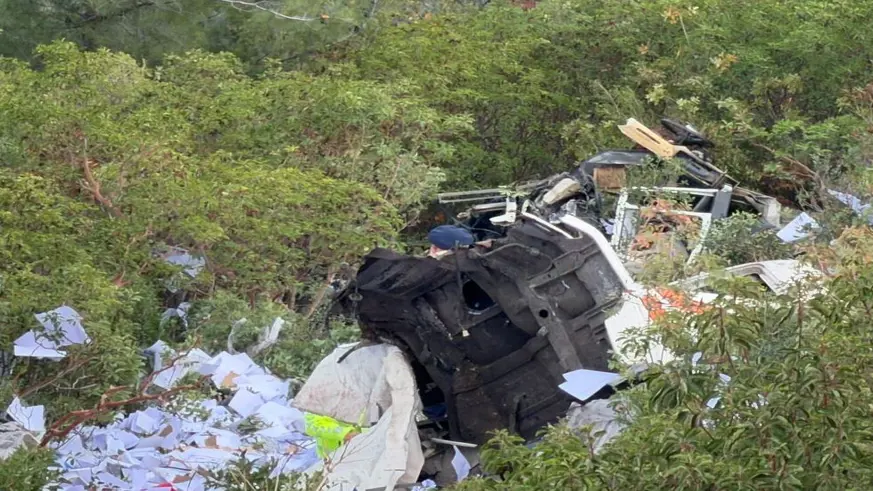 Tır uçurumdan yuvarlandı: 2 ölü