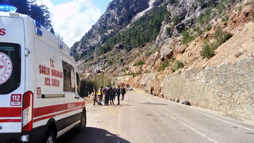 Üzerine kaya düşen işçi yaralandı