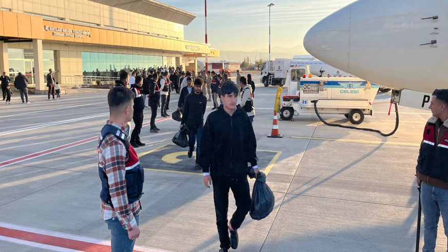 Van'da yakalanan 300 düzensiz göçmen sınır dışı edildi