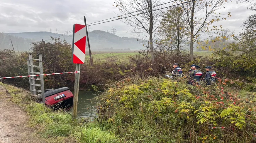 Dere yatağına devrilen otomobildeki karı koca öldü