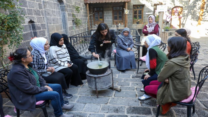 Kadınlar doğal şifa karışımlarını öğreniyor