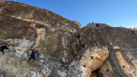 Kayalıklarda mahsur kalan 25 keçi kurtarıldı