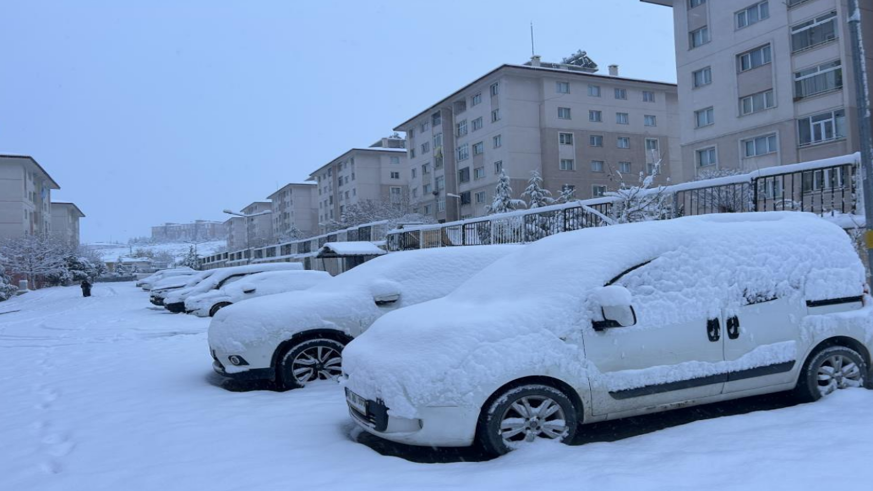 Van’da yoğun kar yağışı