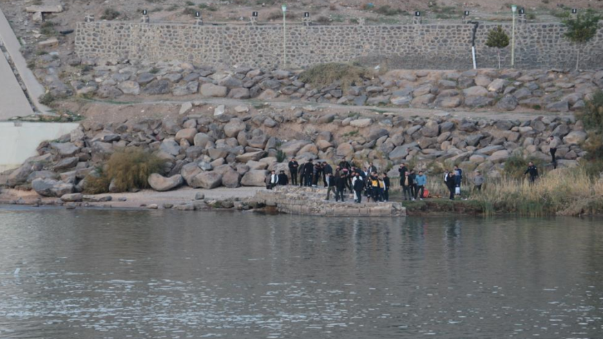 Nehre düşen terliğini almak isterken suya düştü