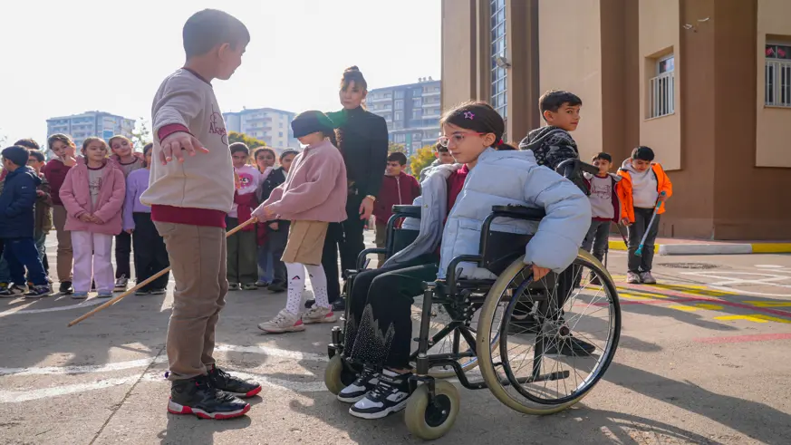 Öğrencilere engellilerin yaşadığı zorluklar aktarılıyor