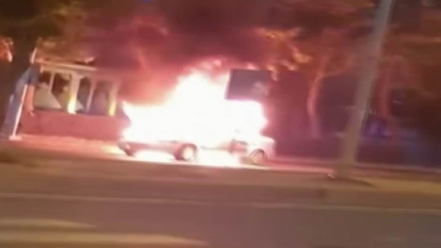 Seyir halindeki otomobil alev topuna döndü