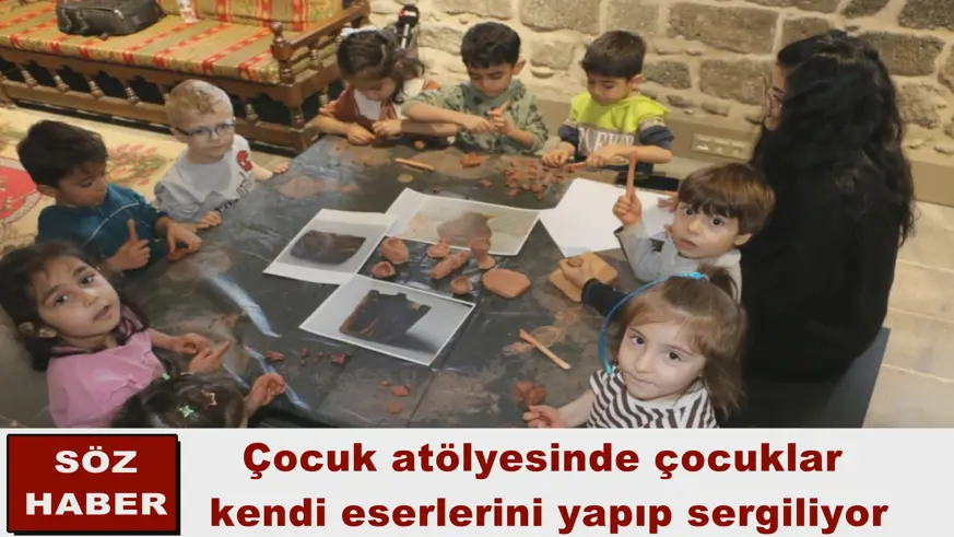 Çocuk atölyesinde çocuklar  kendi eserlerini yapıp sergiliyor