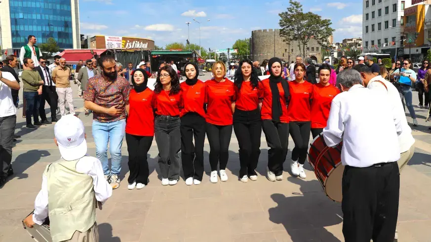 Turizm haftasında kortej yürüyüşü