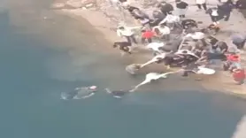 Boğulma tehlikesi geçirenleri el ele vererek kurtardılar