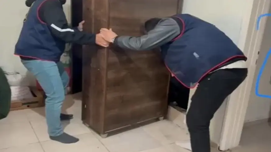 Firari hükümlüler evlerinde yaptıkları gizli bölmede yakalandı