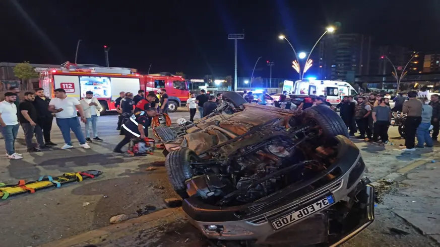 Park halindeki araçlara çarpan otomobildeki 2 kişi öldü