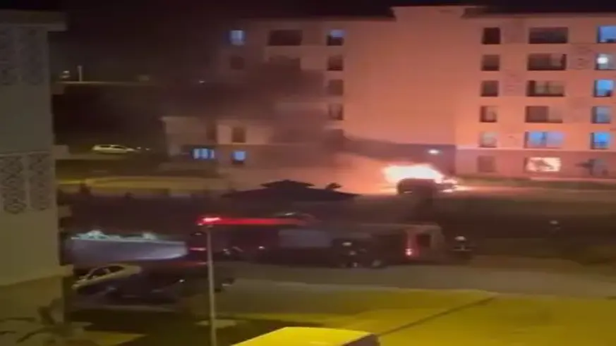 Otomobil sitenin içinde yandı