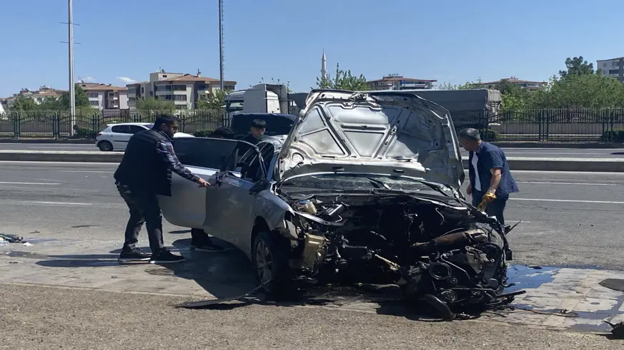 Devrilen otomobilin sürücüsü yaralandı