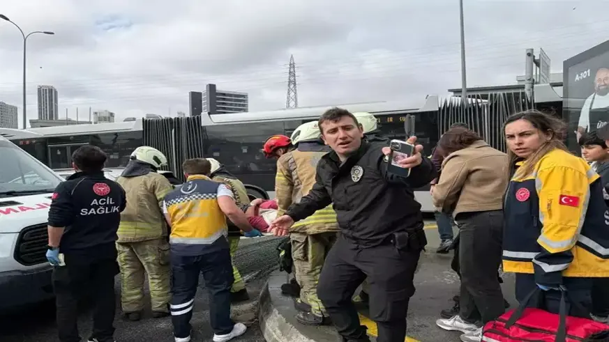 Metrobüs Kazası 1 ölü 20 yaralı