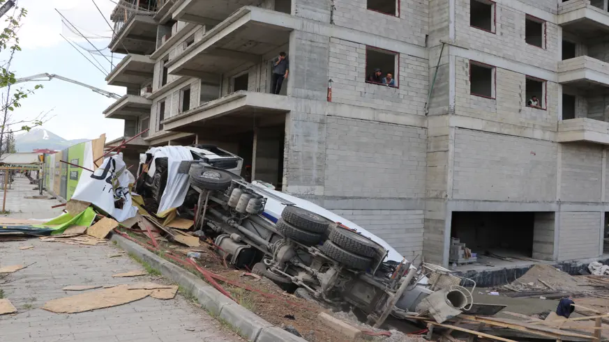 Park halindeki araçlara çarpan beton mikserinin sürücüsü ağır yaralandı