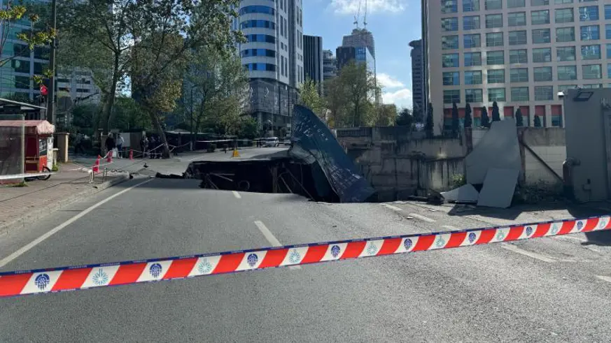 Yol çöktü, iki bina tahliye edildi