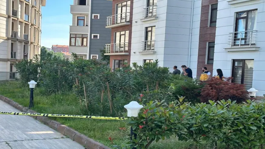 Genç kadın apartman önünde ölü bulundu