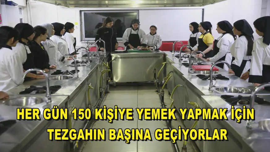  Her gün 150 kişiye yemek yapmak için tezgahın başına geçiyorlar
