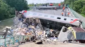 Otoyol köprüsü yolcu treninin üzerine çöktü