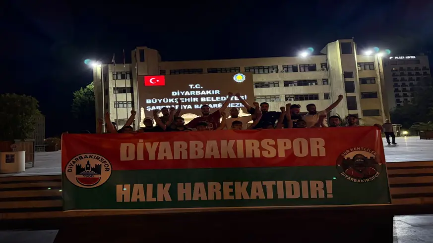 DİYARBAKIRSPORLU TARAFTARLARDAN PANKARTLI PROTESTO