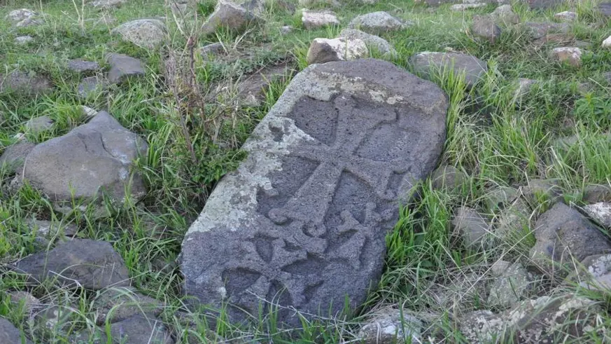 Kars’ta haçlı mezar taşları dikkat çekiyor